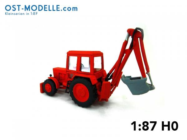 Traktorbagger MTS-82 Schiebeschild – rot Fahrstellung